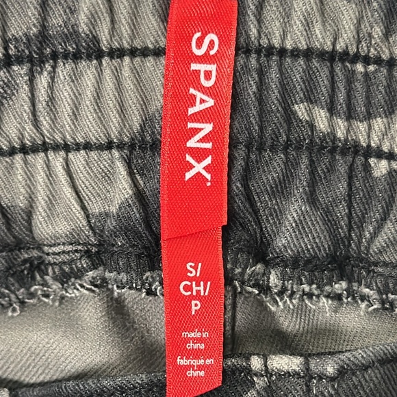 Spanx Stretch Twill‎ Cargo Black and Gray Camo Print Joggers Size 8 - Picture 8 of 10